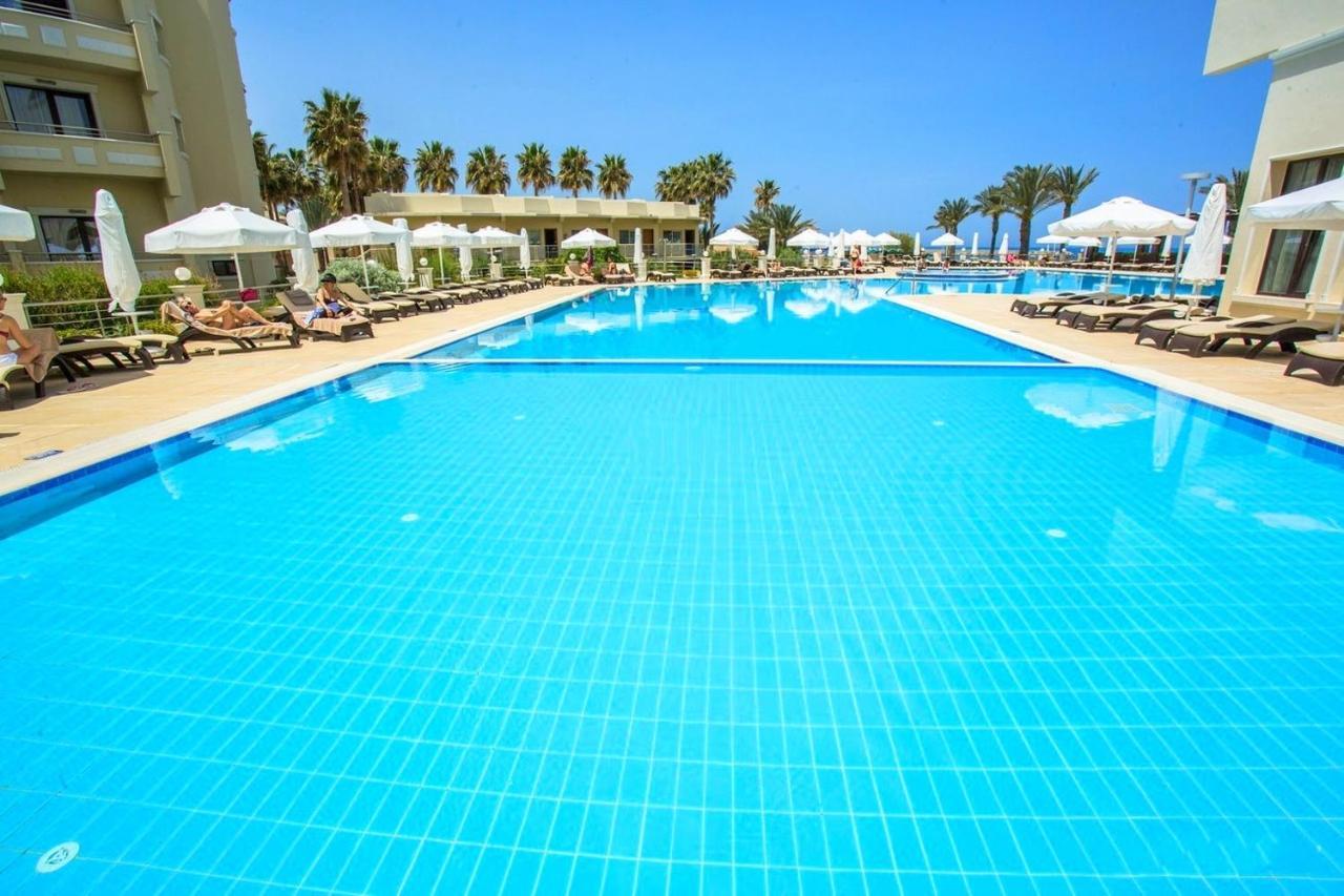 Vuni Palace Luxury Resort & Beach & Casino 키레니아 외부 사진